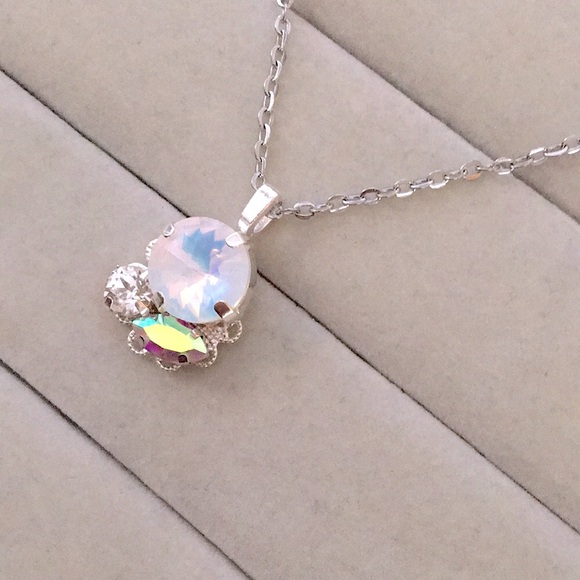 White Opal + Aurora Borealis Rivoli Crystal Silver Pendant Drop Necklace - Picture 3 of 9